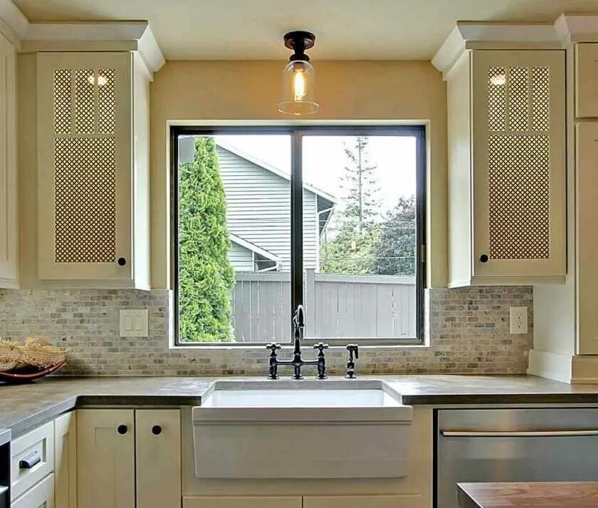 Кухонный гарнитур с окном посередине. Интерьер кухни в доме с окном. Кухня с окном. Кухня окно слева. Раковина у окна на кухне.