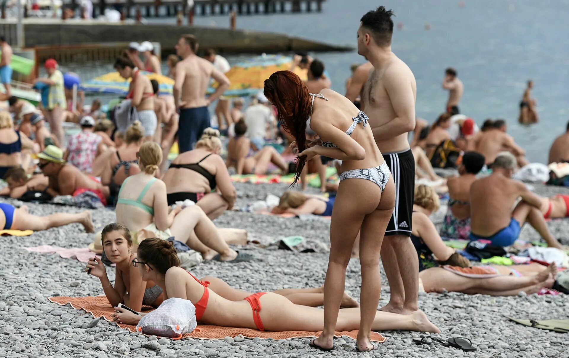 Русские пляжи фото. Пляжи Крыма. Отдыхающие на пляже. Российский пляж. Пляжи Крыма отдыхающие.