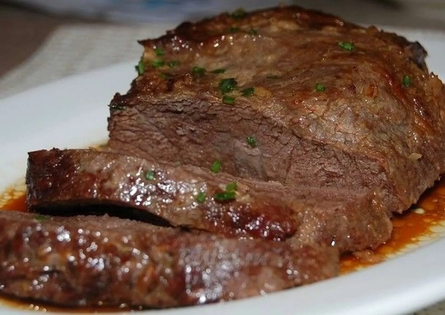 Говядина рецепты с фото. Мясо тушеное крупным куском. Запечённая говядина в духовке. Говядина в рукаве. Говядина запеченная в духовке куском.