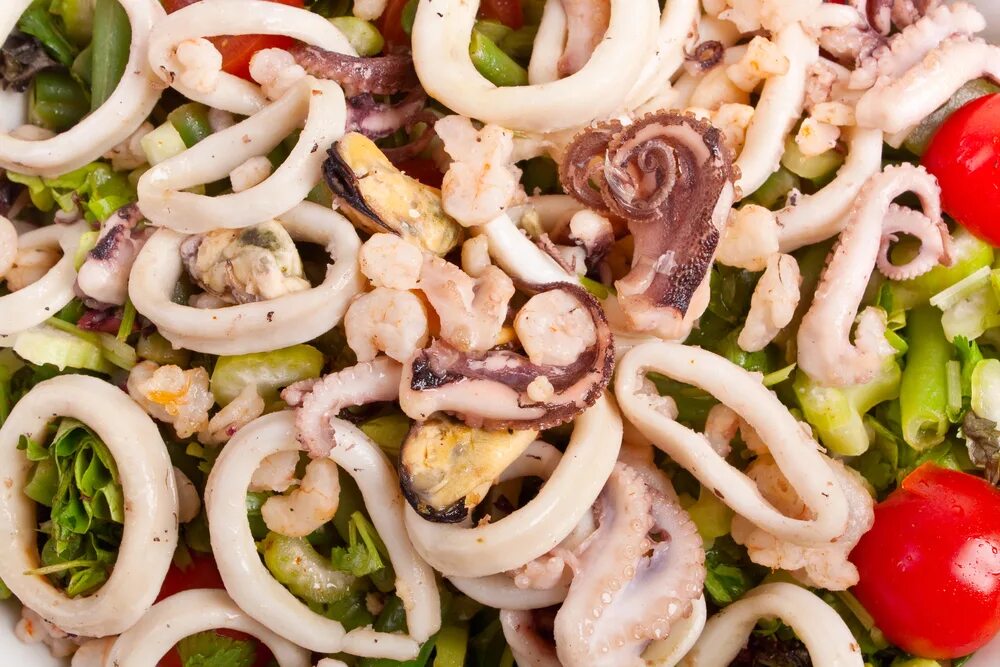 Постные блюда из кальмаров рецепты. Салат из кальмаров. Вкусный салат с кальмарами. Кальмаровый салат. Салат с кольцами кальмара.