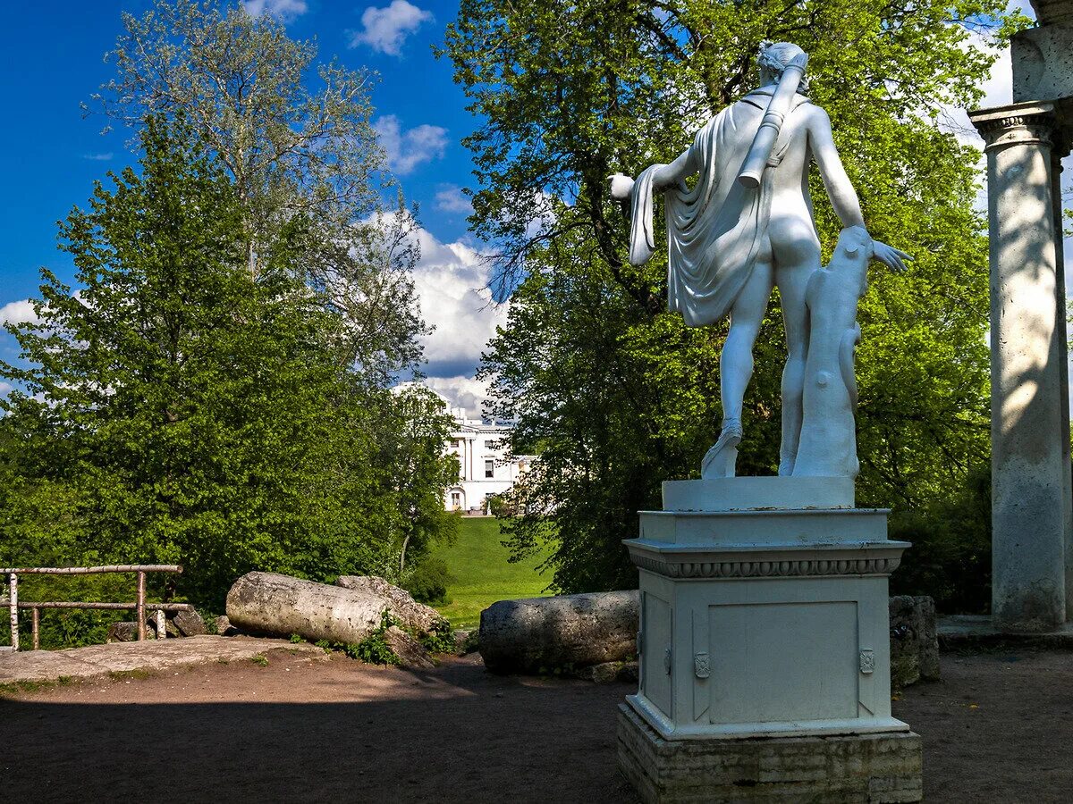 Экскурсии в сочи 2022 лето цена. Кцо павловский парк. Прогулки по дзену. Могила качаловых в павловском парке. Беседка аполлона павловск.