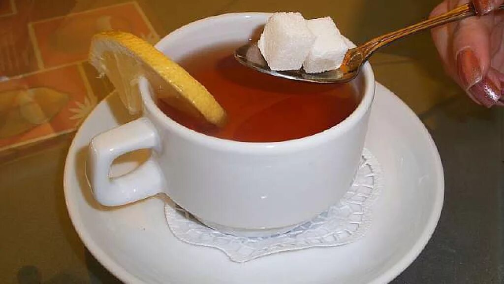 чай с сахаром. почему сахар в чае. чай с сахаром. чай с сахаром. чашка чая с кубиками сахара.