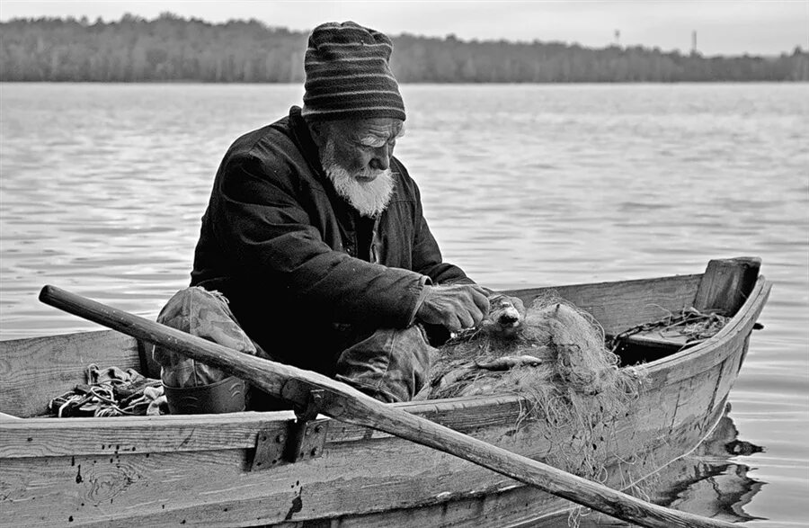 Исторически сложилось так что рыболовство всегда. Поморы рыбаки. Рыбак в старину. Старик в лодке. Старая лодка.