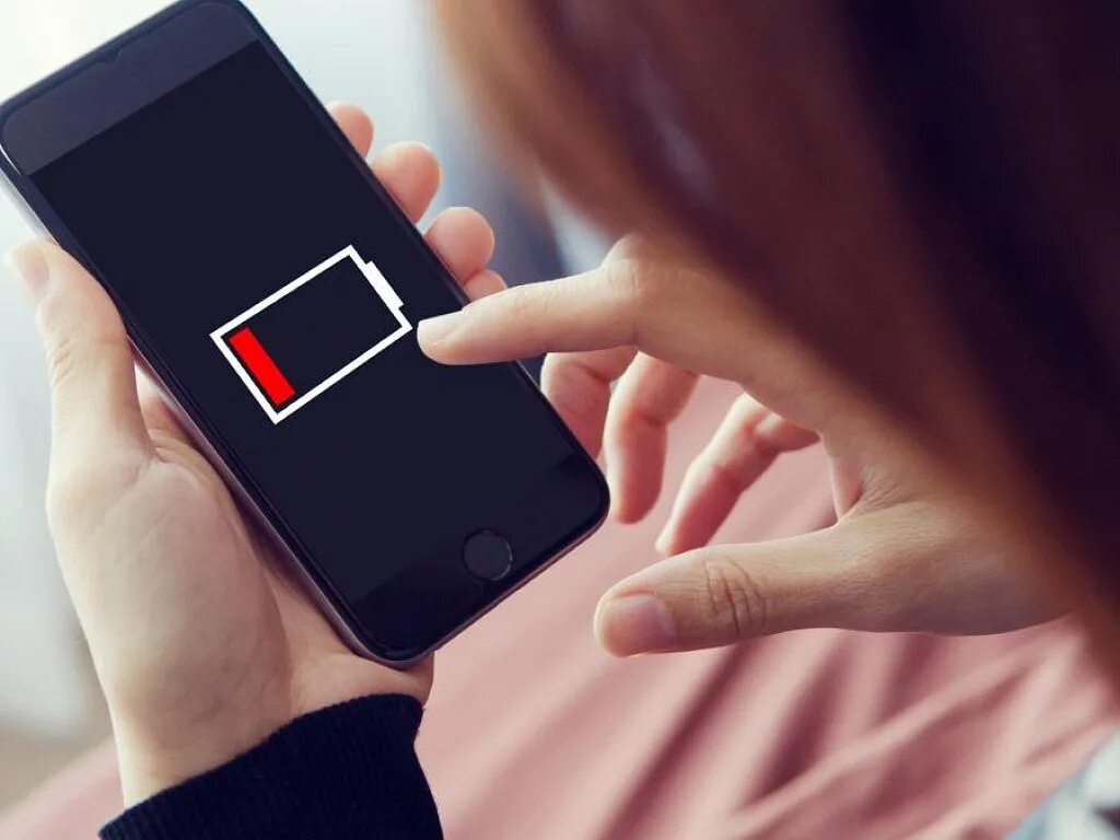Смартфоне быстро разряжается аккумулятор. Разрядился смартфон. айфон разрядился. разряженный аккумулятор на смартфоне. севший телефон.