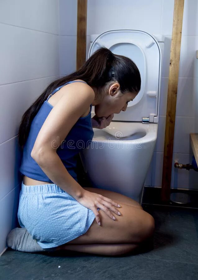 Девочка блюёт в унитаз. Licking toilet. Сёстры писминг лижет унитаз. Licking toilet. Русские девушки на унитазе.