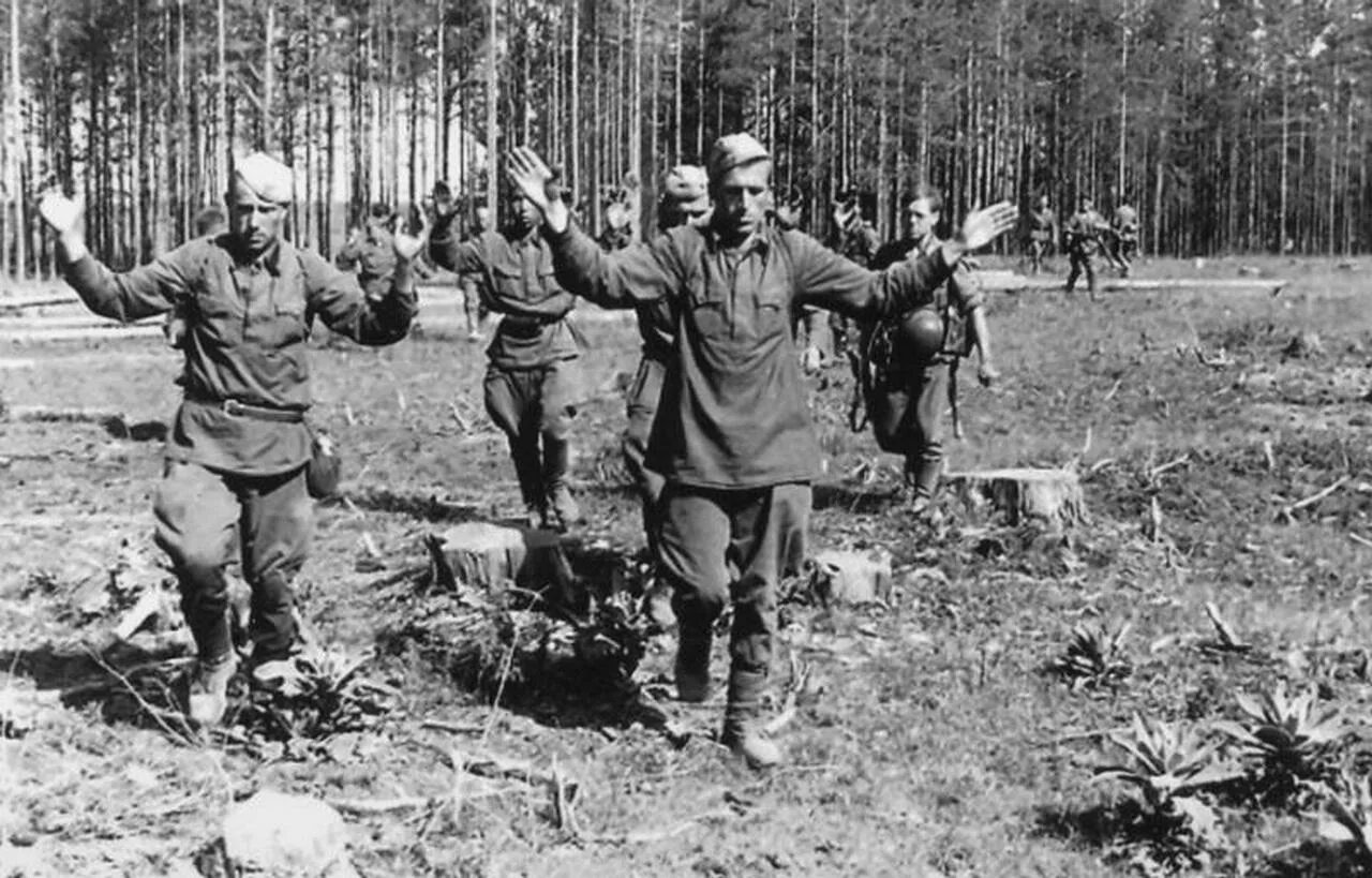 Русские солдаты сдаются в плен в 1941. Пленные красноармейцы лето 1941. Русские солдаты сдаются в плен немцам в 1941 году. Красноармейцы сдаются в плен 1941.