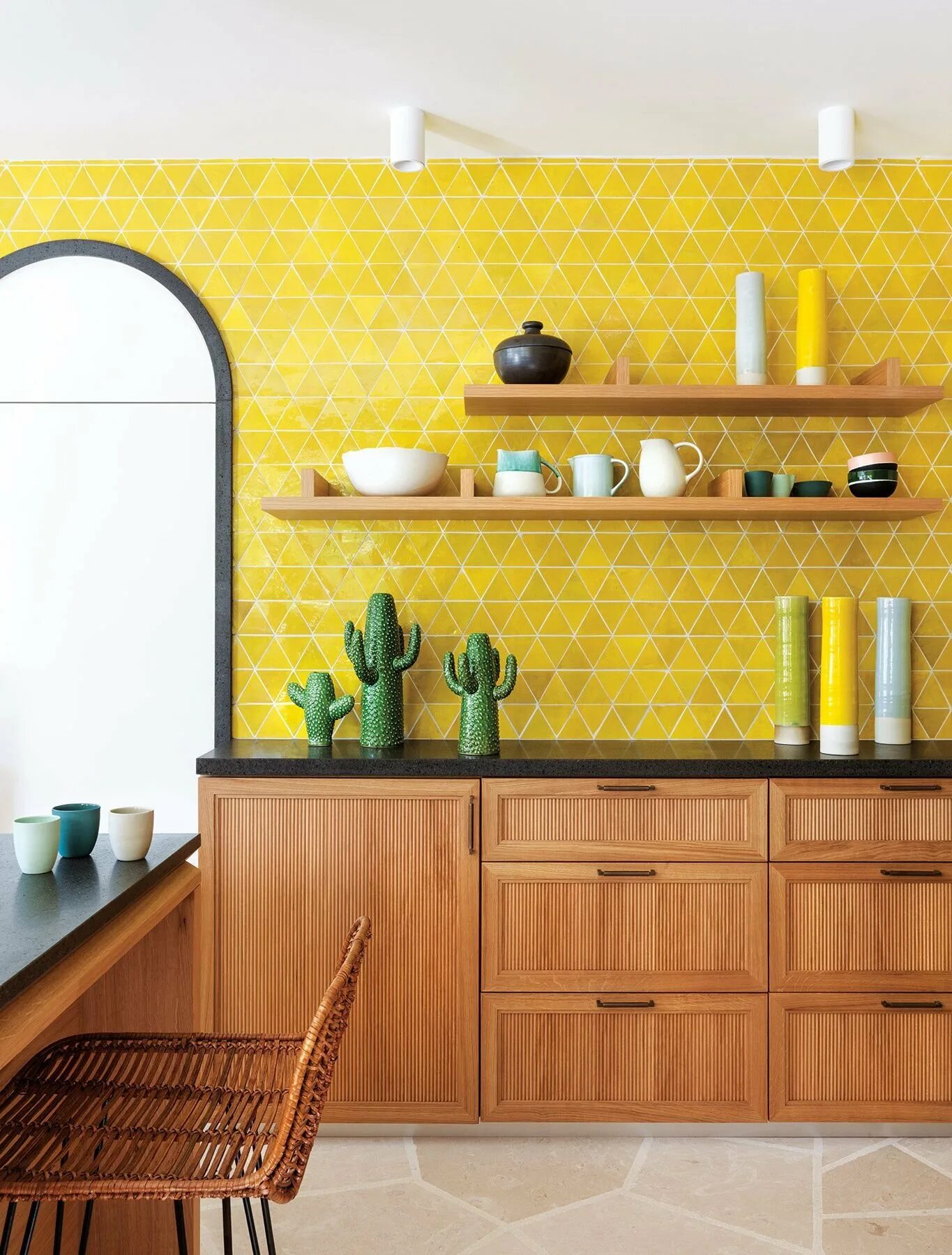 Чем можно обклеить кухню. Желтые стены на кухне. Желтая плитка на фартук. Стены на кухне. Желтая плитка для кухни на фартук.