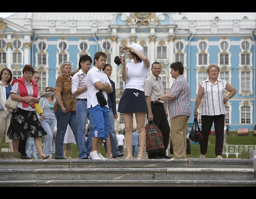 Туристы в Петербурге. Иностранные туристы в СПБ. Экскурсия туристическая группа СПБ. Одежда для экскурсий по городу. Группа из 46 туристов