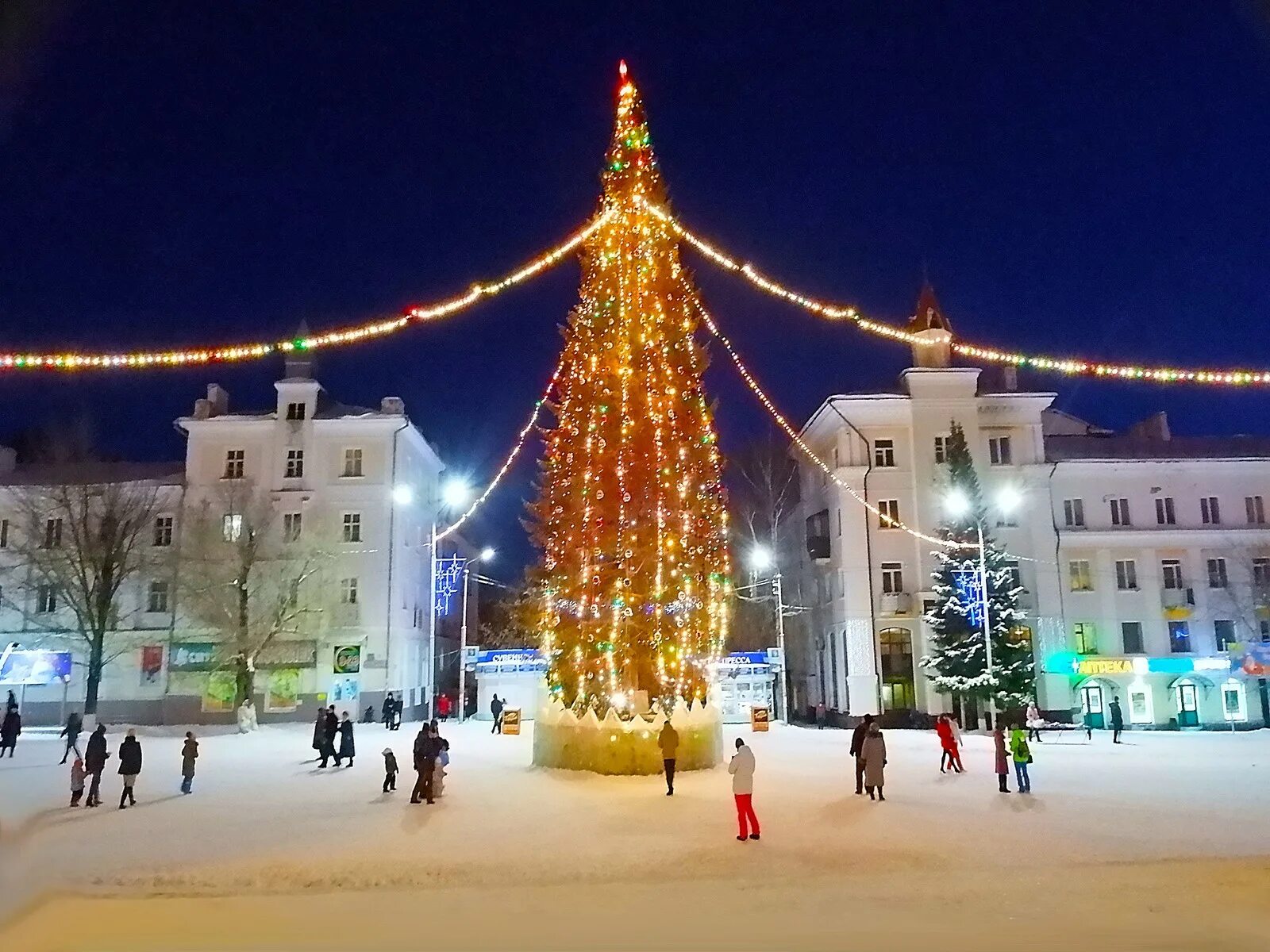 Елки Белорецк. Белорецк башня ночью. Площадь Белорецка зимой. Новогодняя елка в Белорецке.
