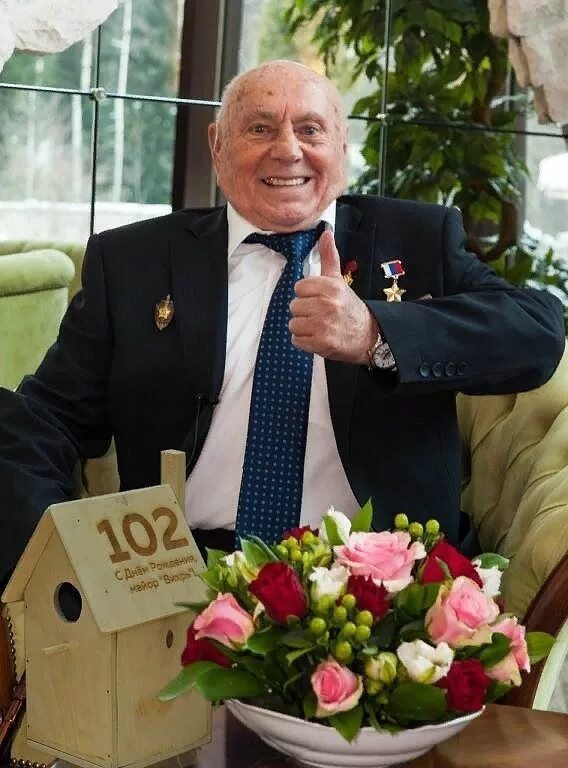 102 человека