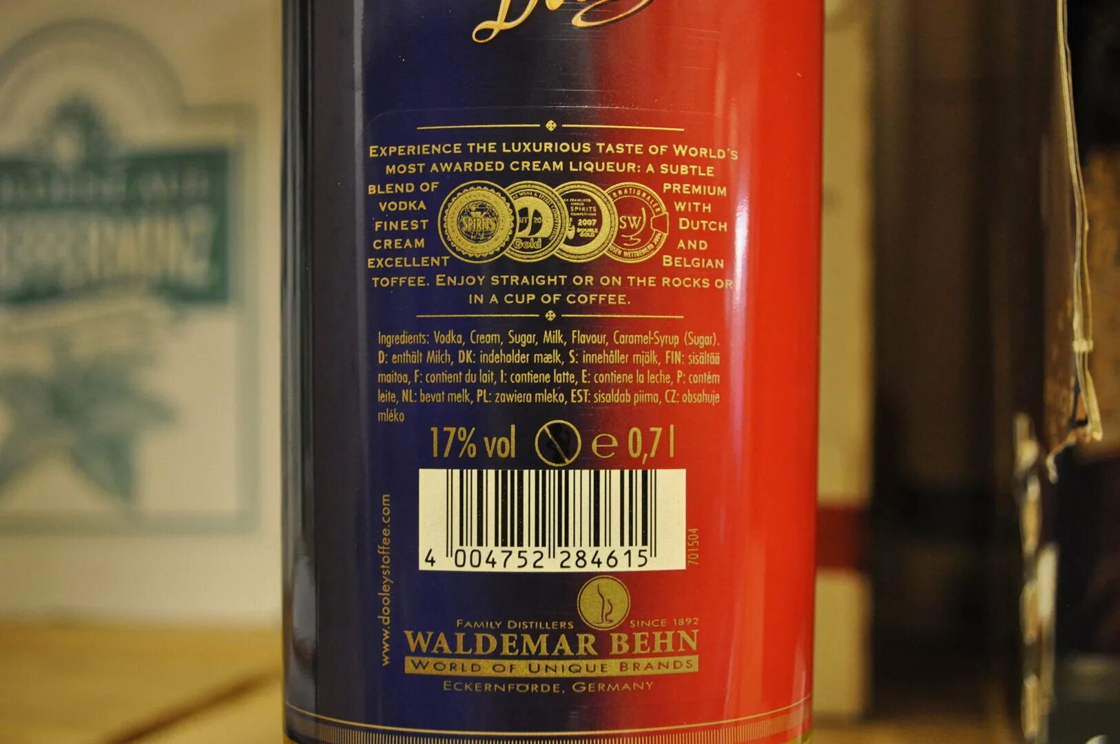 Ликер царский сливочный цена. Дулис Тоффи ликер. Ликер Dooley's. Dooleys Toffee Cream Liqueur. Dooleys напиток.