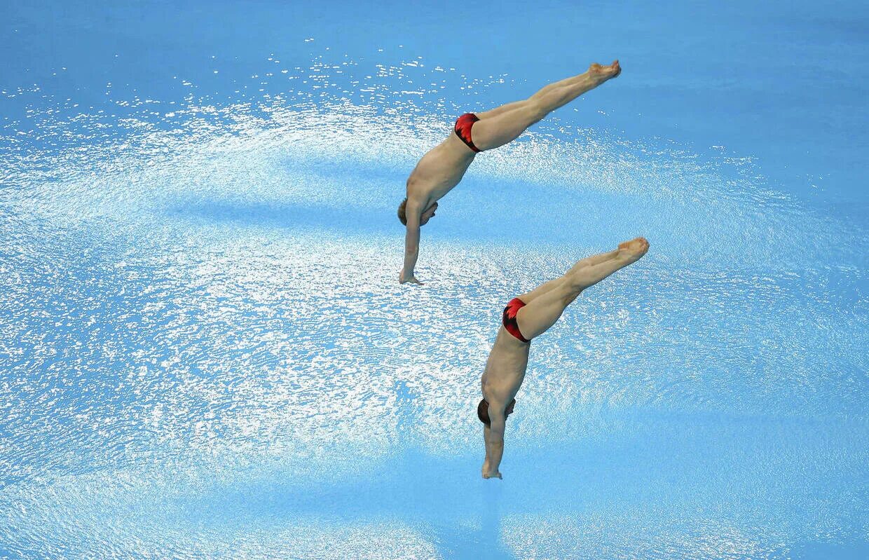 Прыжки в воду. Прыгун в воду на трамплине. Синхронные прыжки. Олимпийские прыжки в воду.