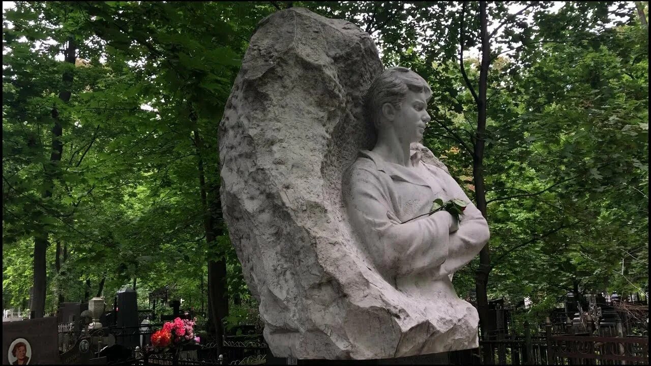 Могила сергея есенина на ваганьковском кладбище. Есенин похоронен на ваганьковском. Могила есенина на ваганьковском. Могила есенина на ваганьковском кладбище. Ваганьковское кладбище есенин.
