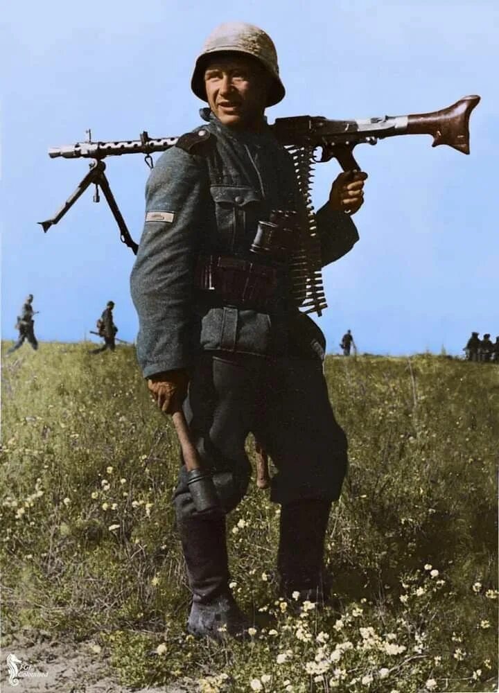 Военные сс. Солдат вермахта с мг 34. Немецкий пулемётчик с MG-34. Немецкие пулемётчики второй мировой войны. Солдат вермахта с мг 42.
