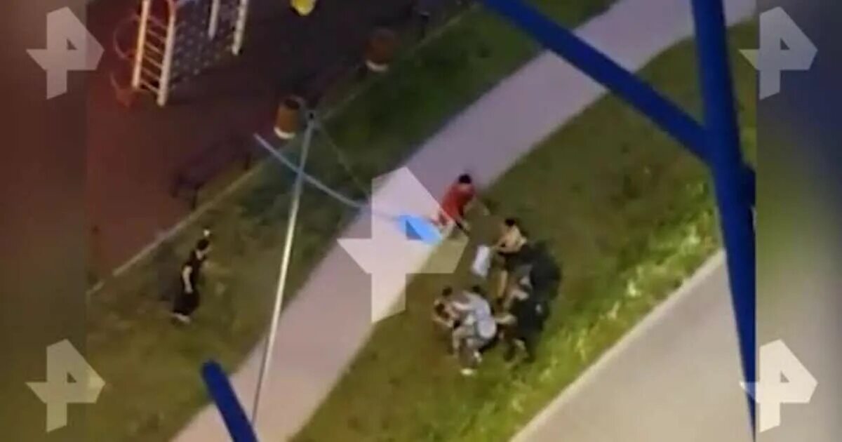 Драка во дворе. Драка девочек во дворе. Дети дерутся на школьном дворе. Драка во дворе. Драки в россии двор на двор.