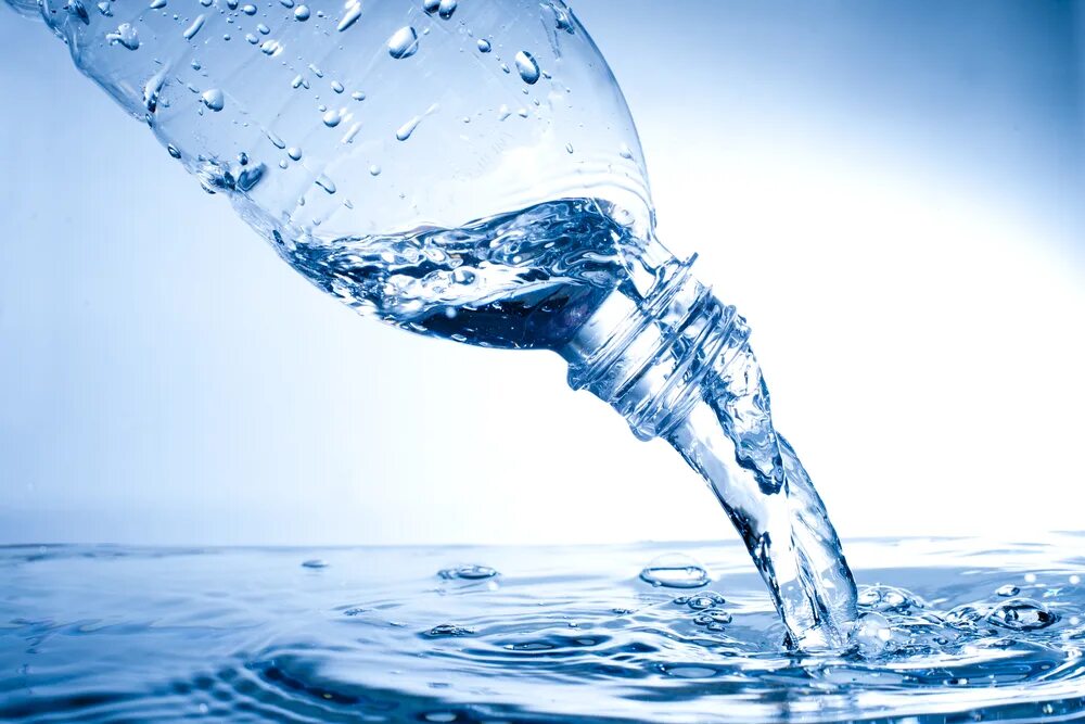Рука наливает воду. Лить воду. Вода яд. Вода льется. Воду лей что это.