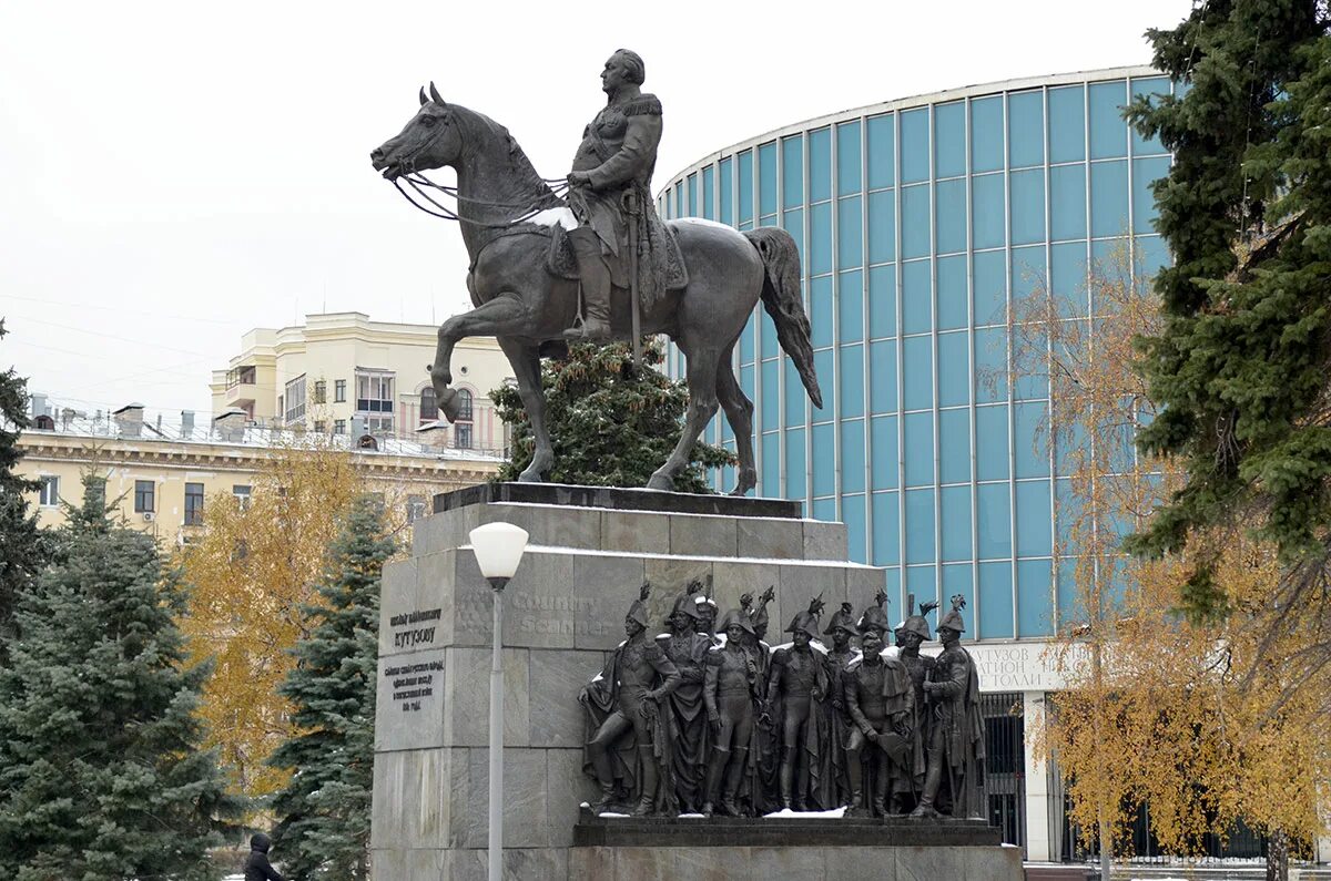 Памятник историческому деятелю в россии. Бородинская панорама памятник Кутузову. Памятник Михаилу Кутузову в Москве. Памятник Кутузову возле Бородинской панорамы Москва. Памятник Кутузову в Москве на Кутузовском проспекте.