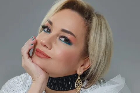 Толық фигуралы қыздың киска фотосы