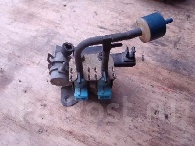 Клапан включения 4wd isuzu elf. Вакуумный клапан переднего моста mitsubishi. Клапана включения полного привода l200. Клапан переднего моста паджеро 4. Митсубиси паджеро 4 клапан включения переднего моста.