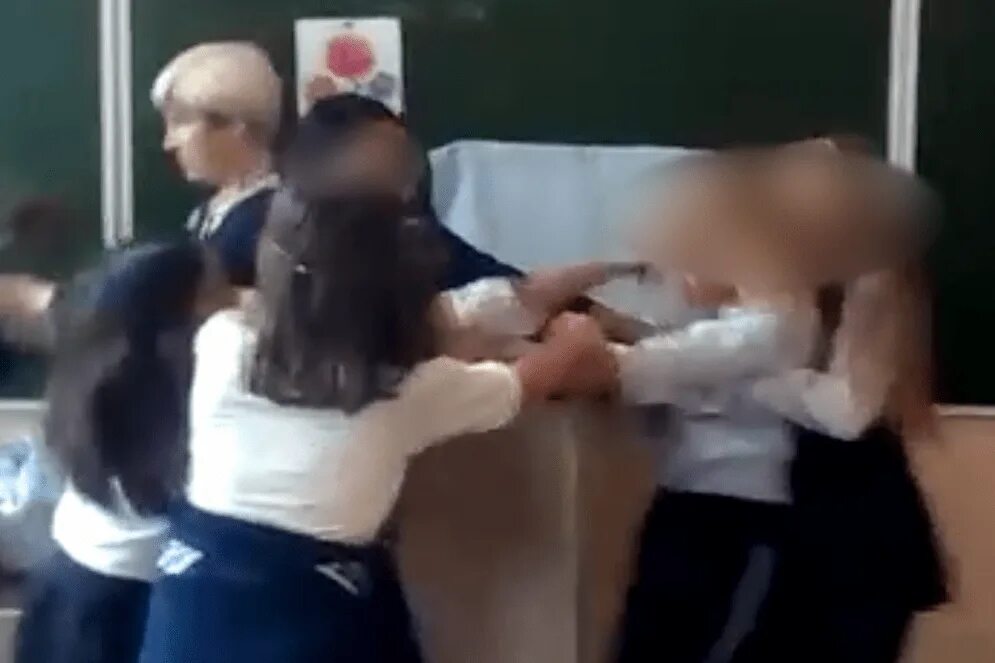 Школьная драка девочек. Драка девушек в школе. Две девочки дерутся. Девочки подрались в школе. Школьная драка девочек.