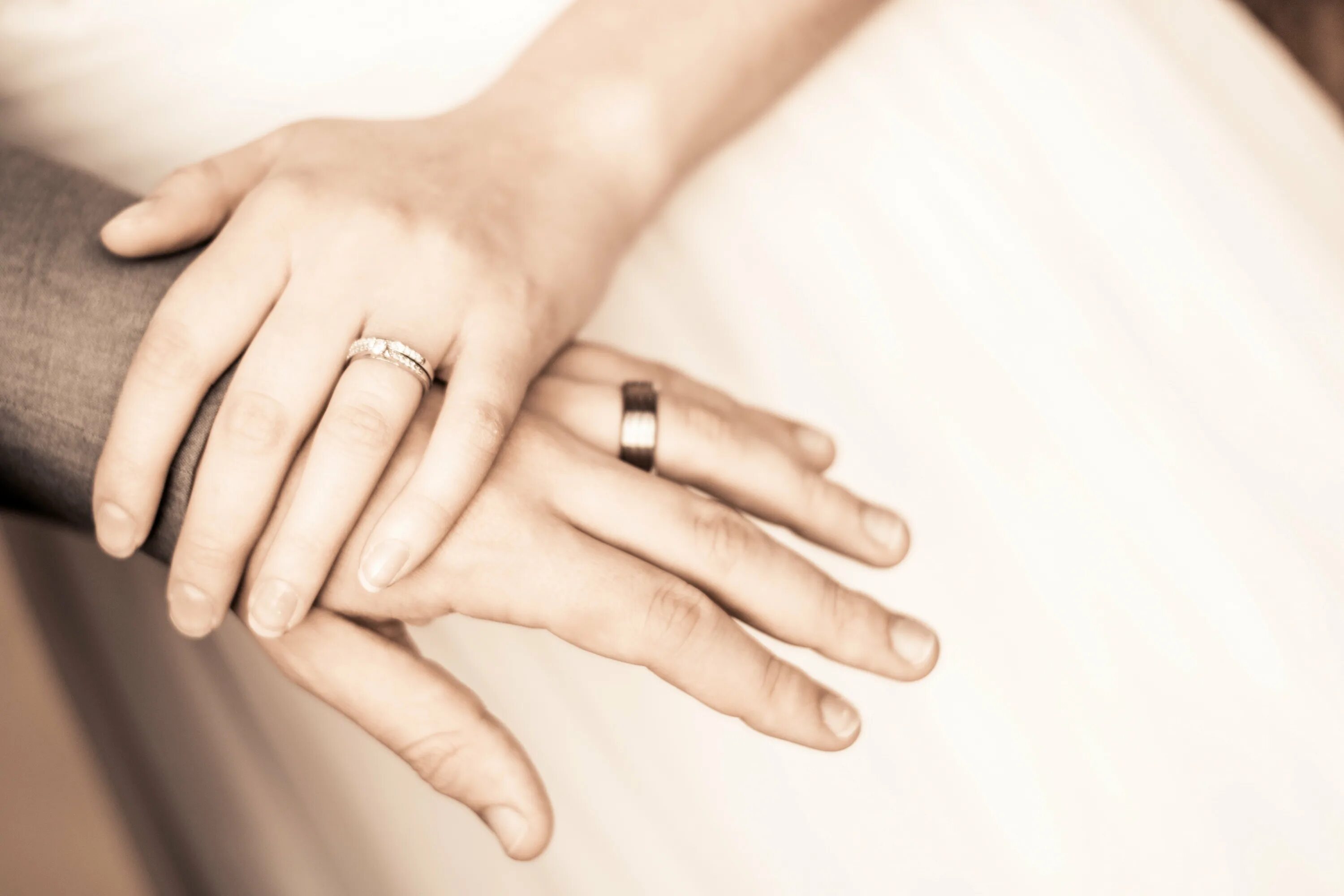 Кольцо брак на какой руке. Обручальные кольца на руках. Кольцо на руке. Свадебные кольца на руках. Мужские кольца на руке.