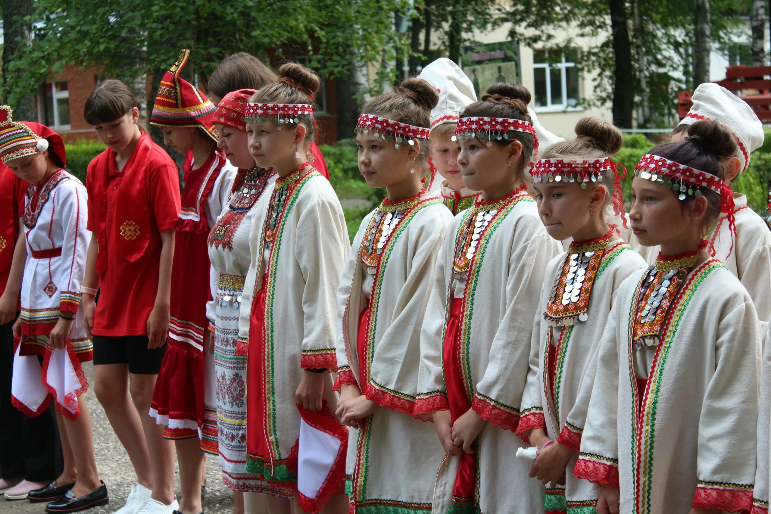 Финно угорский фестиваль. С днём финансиста открытки. Финно-угорские народы как выглядят. Традиции лагеря. Эстонцы финно-угорский народ.