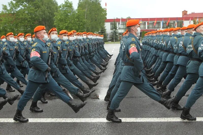 Парад мчс. АГЗ МЧС парад красная площадь. Курсанты АГЗ МЧС России. Парад Победы АГЗ МЧС. Парадная форма МЧС России АГЗ.