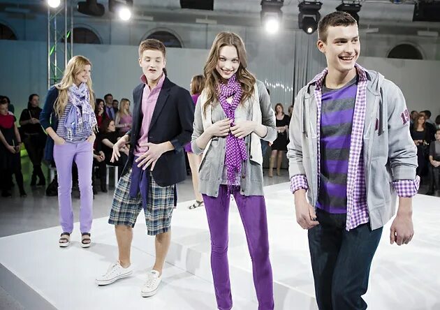 Инвестиционные компании в москве. Коллекция брендовой одежды презентация. Сотрудники компании sezar group. Одежда групп отзывы. Отзыв о сотруднике.