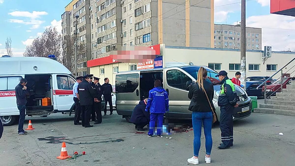 Смерть до приезда скорой. Микроавтобус наезд Орск. В Оренбурге сбили мальчика. Сбили мальчика в Орске у Пятерочки.