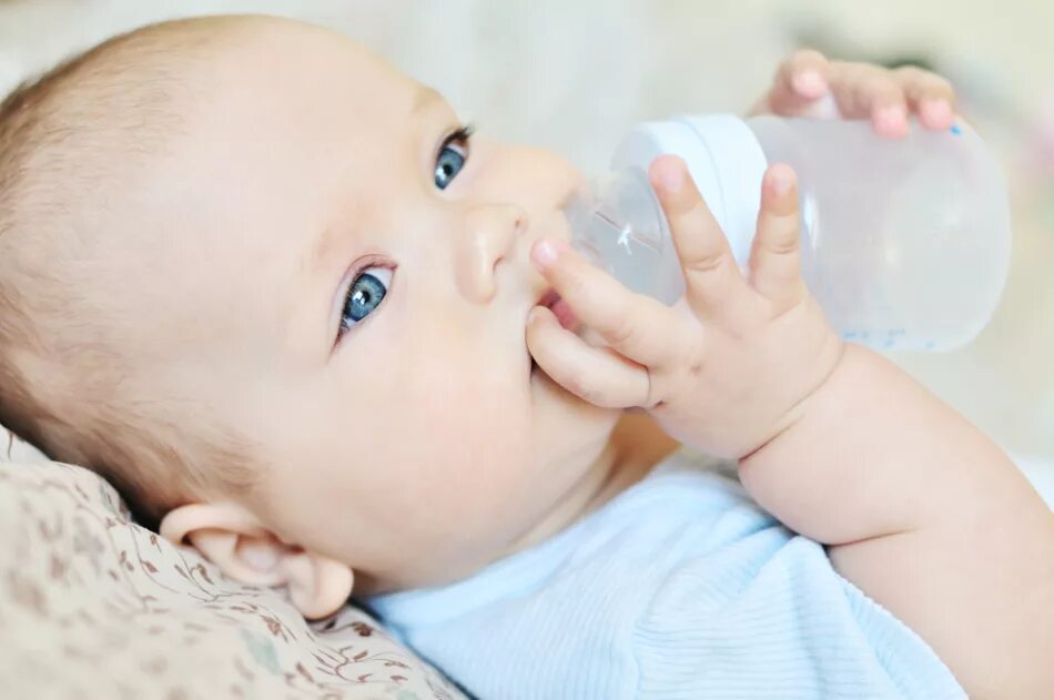 Пение воды. Новорожденный в воде. Вода для новорожденных. Грудной ребенок в воде. Допаивание ребенка водой.