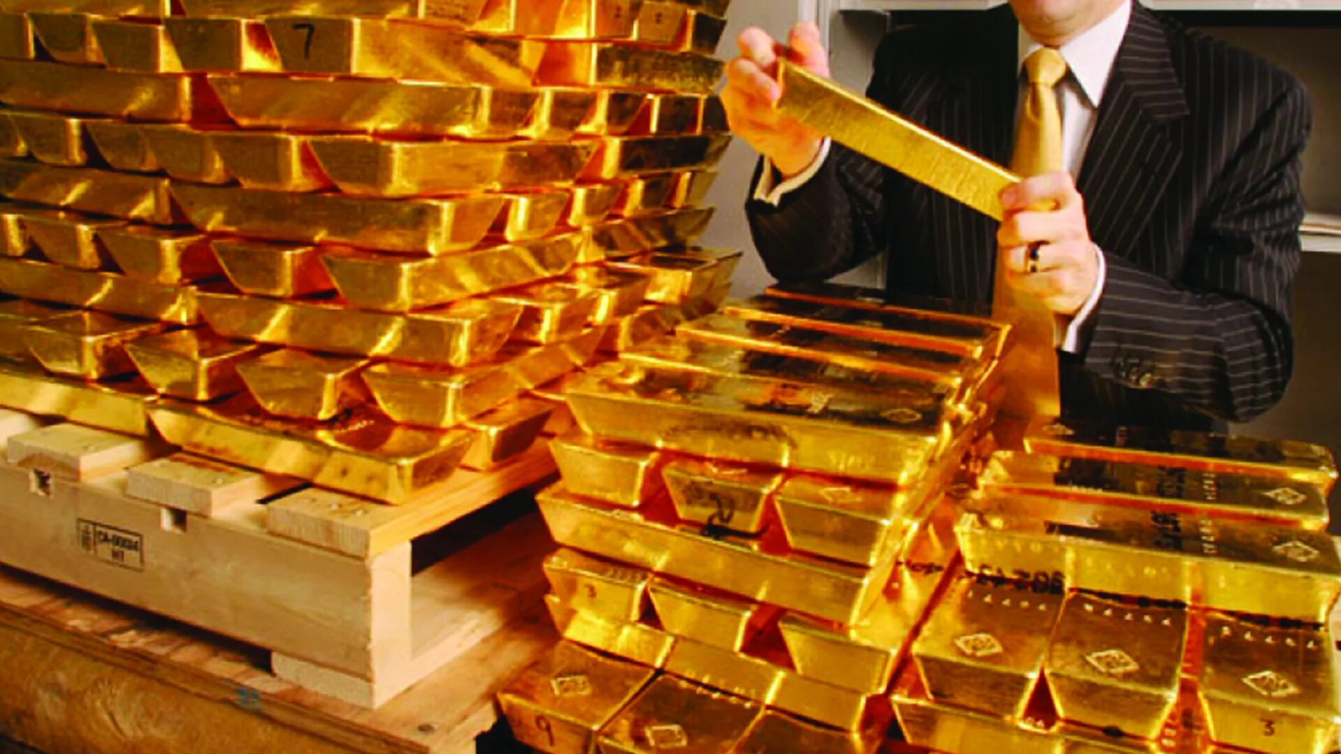 Золото в банке. Слитки золота в банке. Много золота. Хранилище золота. Банк покупает золото