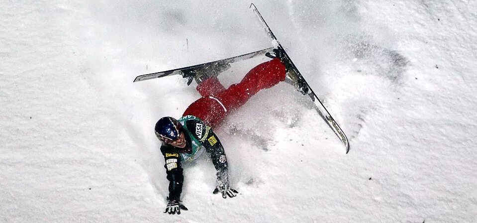Лыжник падает. Травмы на горных лыжах. Падающий горнолыжник. Травмы в лыжном спорте.