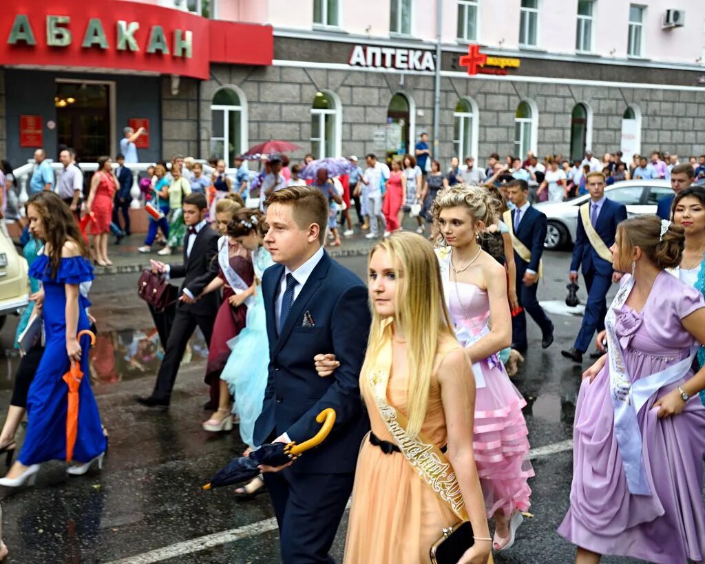 Выпускной. Школьный выпускной бал. Празднование выпускного. Выпускники. Выпускники школ видео