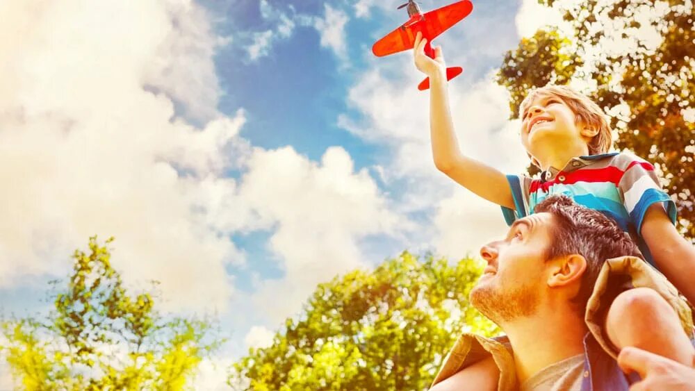 Запускать воздушного змея. В самолетиках с отцом. Дети смотрят на облака. Всемирный день воздушных змеев 11 октября. Мальчик небо.