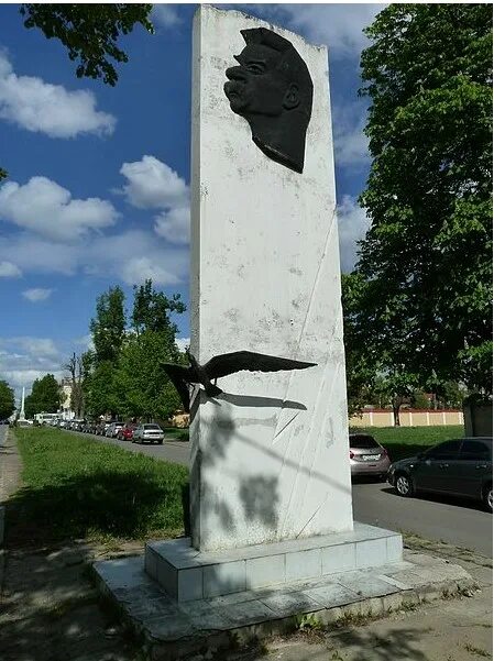 Памятник а. м. Горькому (орёл). Памятник Горькому в Орле. Памятник а. м. Горькому (стела). Памятник Максиму Горькому Орел.