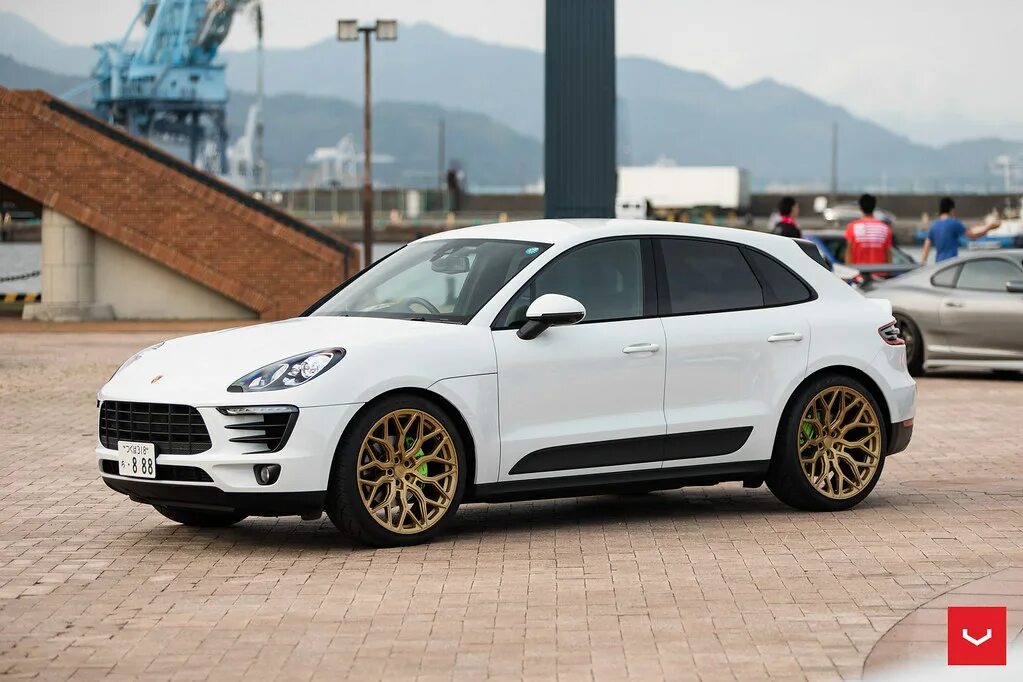 Amore 2 macan. Porsche Macan r22. Porsche Macan Hybrid. Porsche Macan White. Диски Порше Макан.