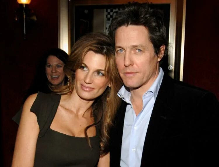 Хью грант жена. Жена хью гранта элизабет херли. Хью грант и его жена. Хью грант жена. Хью грант жена.