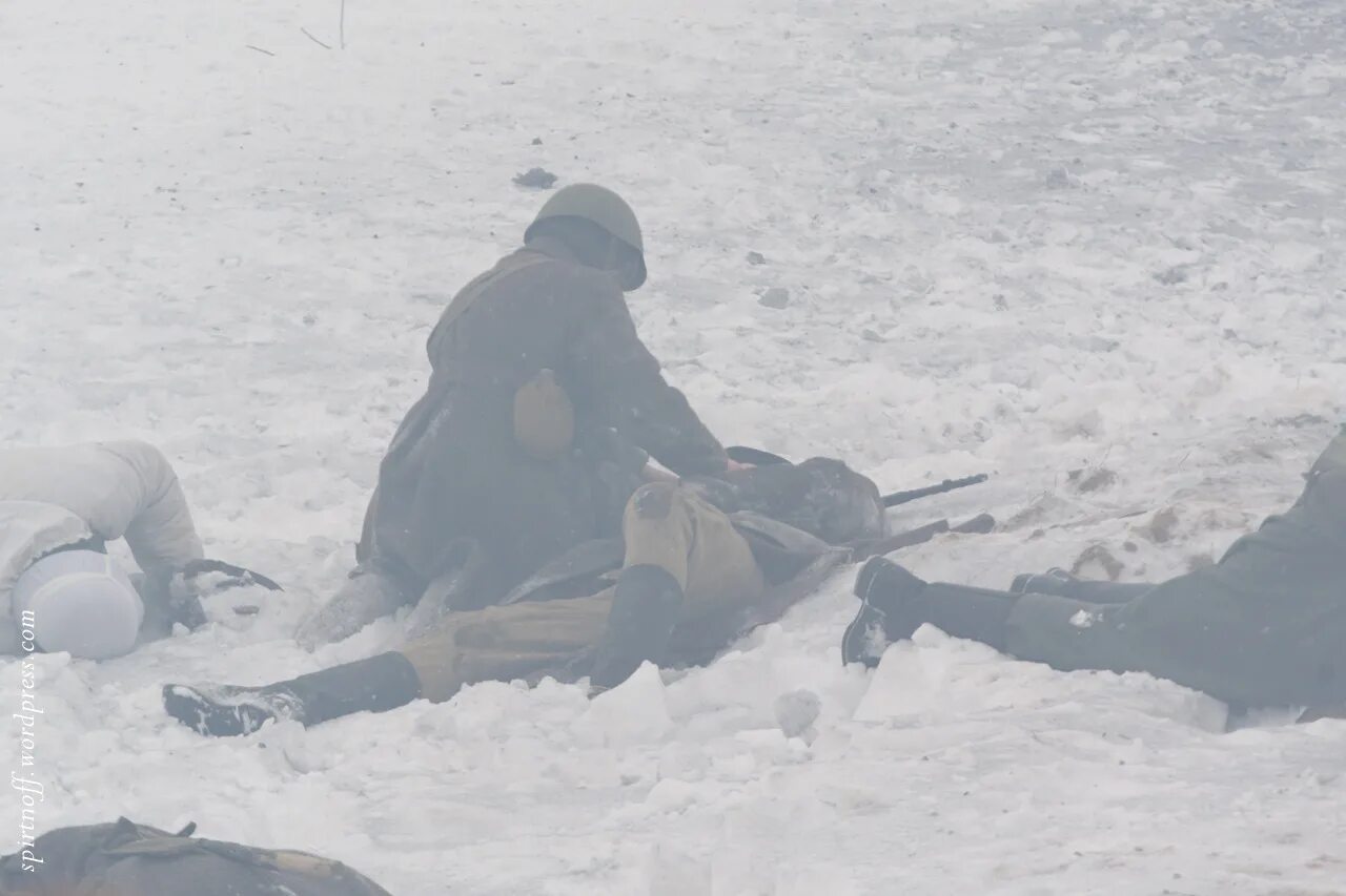 Военный в снегу. Поле боя зима. Поле боя зимой. Горячий снежок