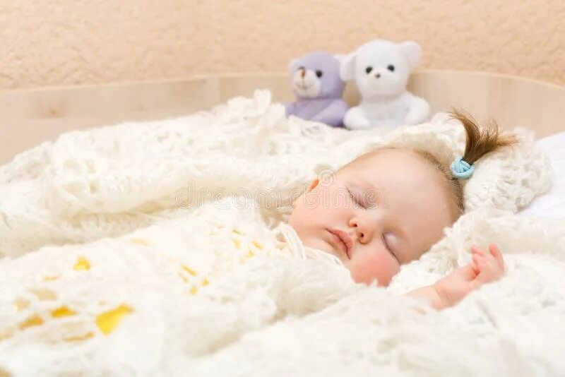 Почему спят с игрушками. Маленькая девочка в кроватке. Маленькие девочки спят в кроватках. Новорожденная девочка в кровати.