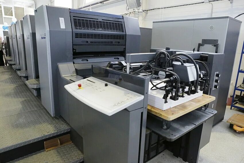 печатная машина фуджи. пирографическая машина. полиграфическая промышленность. современное книгопечатание. печатные станки для типографии.