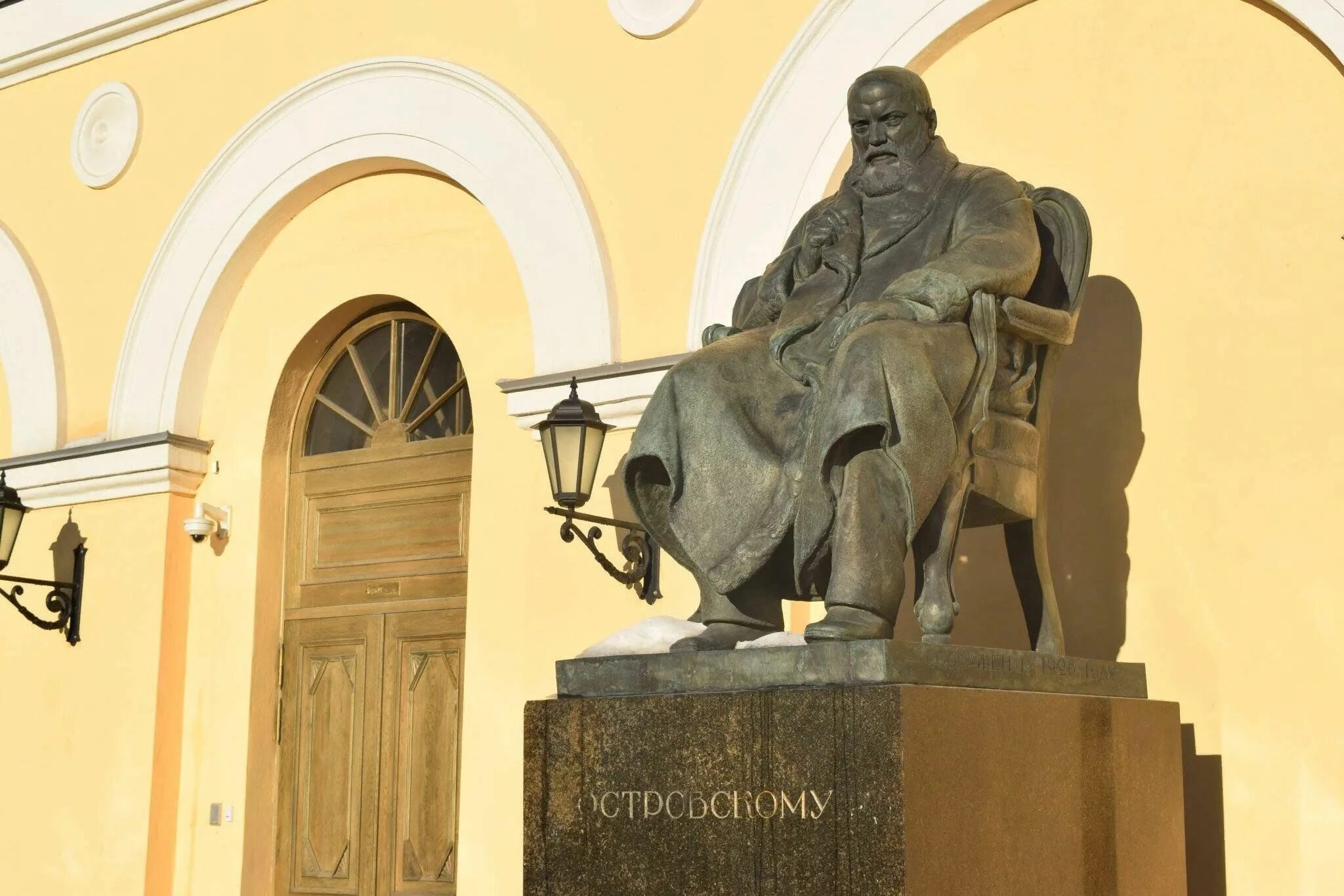 Памятник островскому у малого. Памятник островскому у малого. Памятник александру островскому. Памятник островскому у малого театра в москве. Памятник островскому у малого театра в москве.