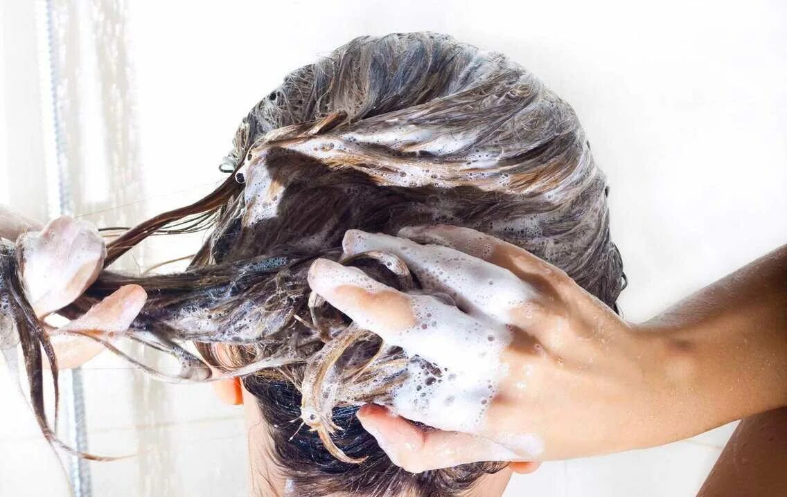 Волосы после мытья как грязные. Нанесение шампуня на волосы. Мыть волосы. Шампунь для головы. Перхоть у девушки.