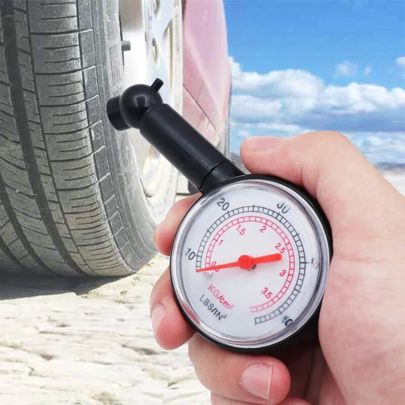 Измерение давления автомобиля. Измерение давления в шинах. Измерение давления в колесе. Автомобильный манометр для шин. Манометр для измерения давления в шинах грузовых автомобилей.