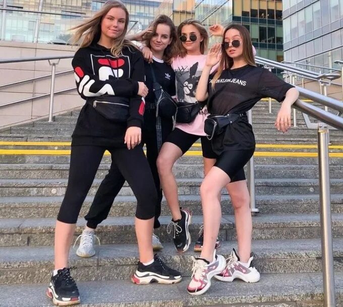 Какие девушки сейчас в моде 2025. Мода молодежи 2025. девушки молодежь 2025 года. как выглядит молодежь. позы для фотосессии для девушек в школе 2025.