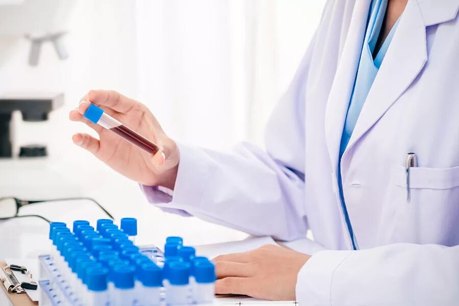 Инфекционист заболевания. Лаборатория исследования. Инфекционист в москве. Врач инфекционист. Фото инфекциониста за работой.