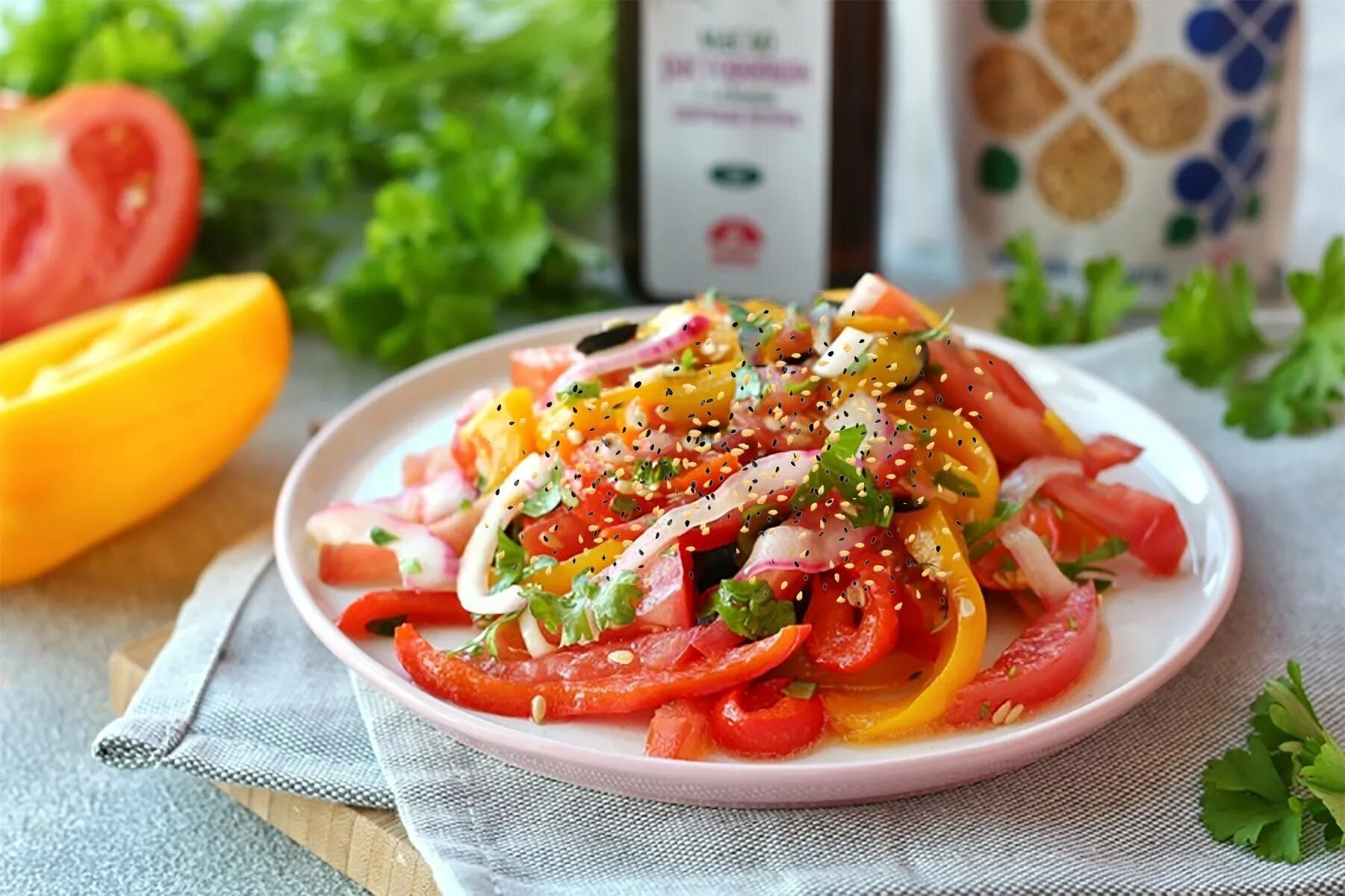 Салат из курицы огурцов перца. Овощной салат. Салат с кальмарами и помидорами. Салат из печеного перца. Салат с печеными овощами.