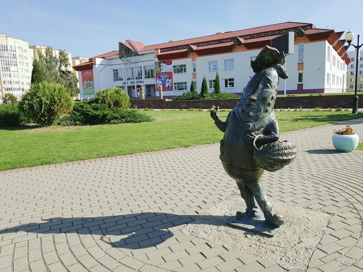 Орша шклов. Памятник огурцу в шклове. памятник огурцу ольшаны. памятник огурцу в белоруссии. памятник огурцу в шклове беларусь.