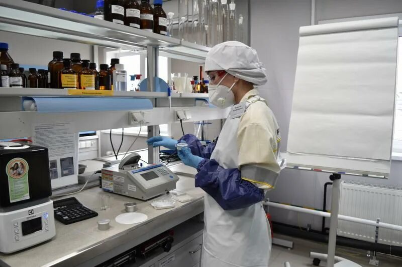 Химия лаборатория. Химики в лаборатории. Военный лаборант. Оборудование для нефтехимии. Нефтяная лаборатория.