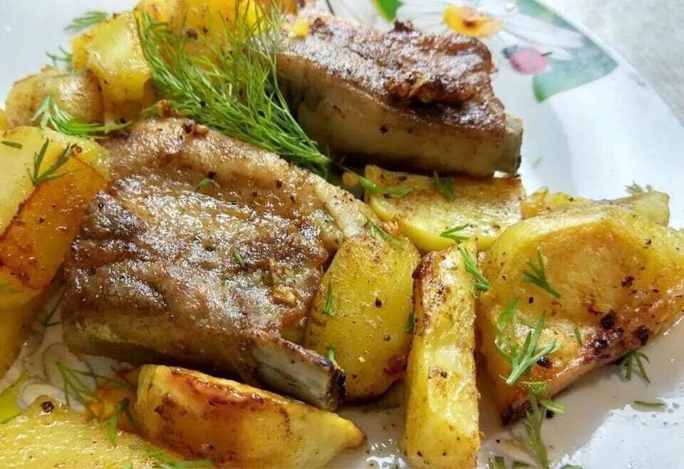 Свиные ребра с картошкой в рукаве. Рёбрышки в духовке с картошкой. ребра с картошкой. картофель с ребрышками. ребра с картошкой в духовке.
