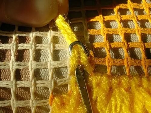 Коврик из ниток на сетке. Коврик из строительной сетки. Сеточка плетения коврика. Сетка для вязания ковриков.